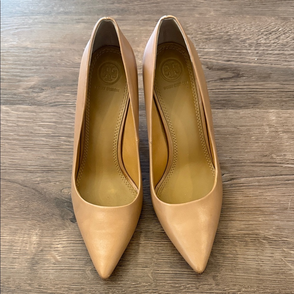 Tory Burch Classic Greenwich Tan Heels with Gold Trim Size 9.5